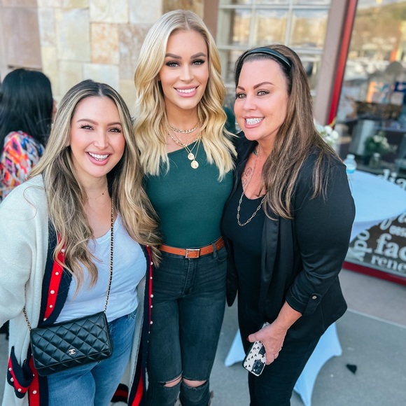 🦋✨ Meet Your Seller! • Top Rated Seller! 🦋✨ - Picture 6 of 13